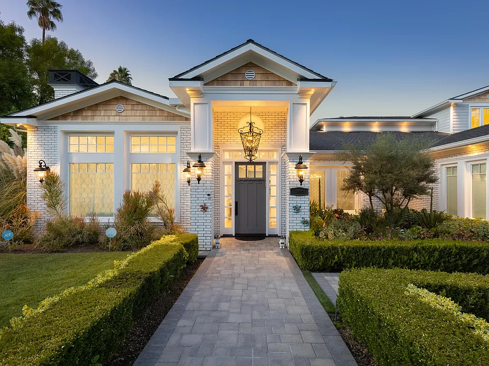The image depicts a serene resort-style recovery center surrounded by palm trees, featuring a welcoming entrance that invites individuals seeking treatment for substance use disorders. The tranquil environment of a luxury rehab facility provides a supportive atmosphere for those dealing with substance use and misuse, as well as mental health disorders.